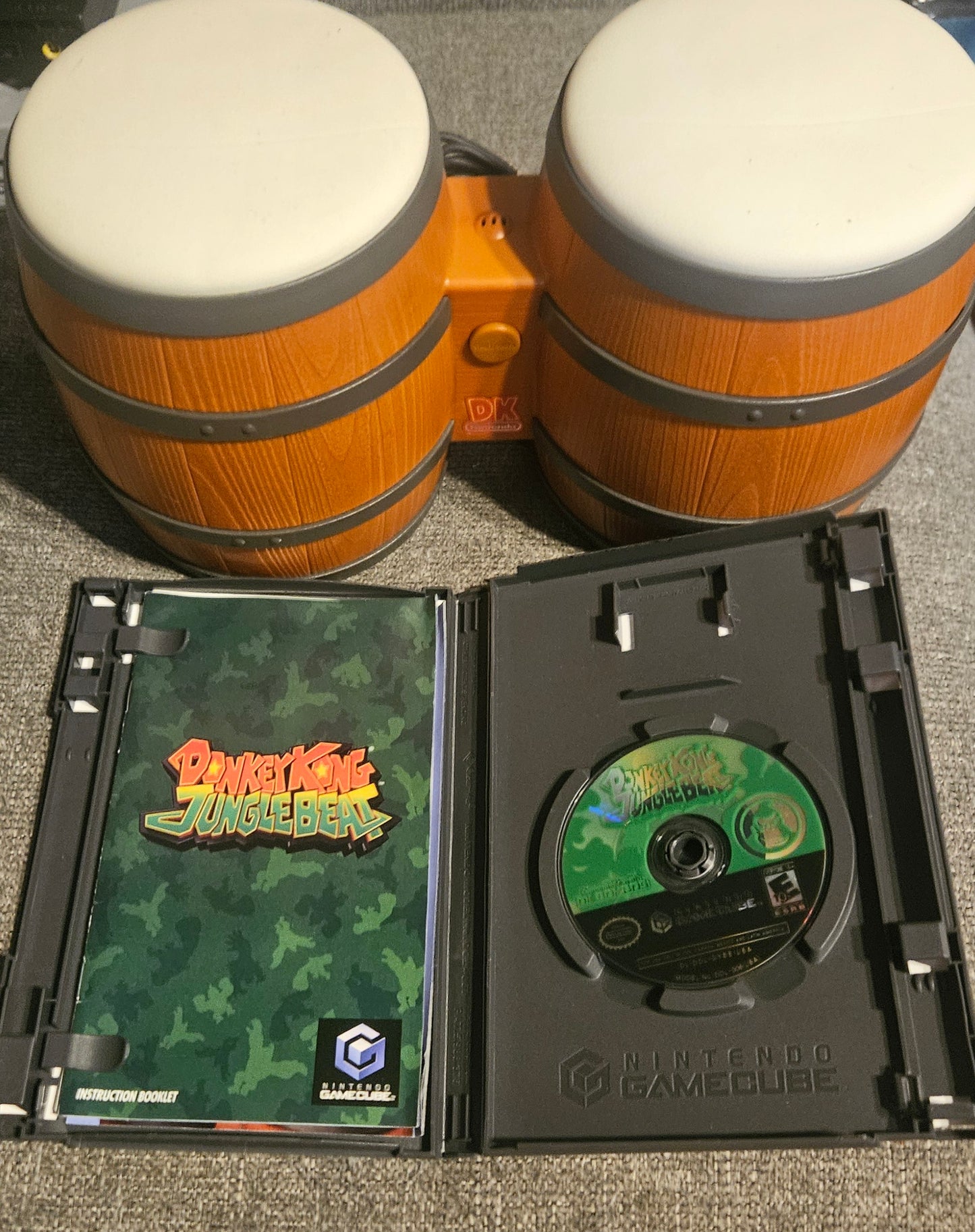 Donkey Kong Jungle Beat with Bongos (GameCube)