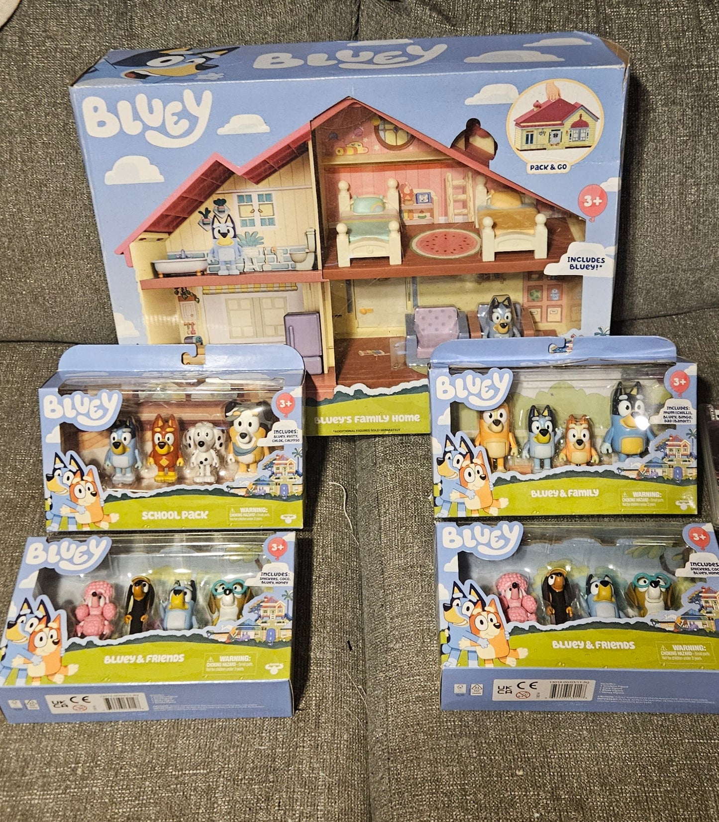 Bluey Home with 4 Character Packs