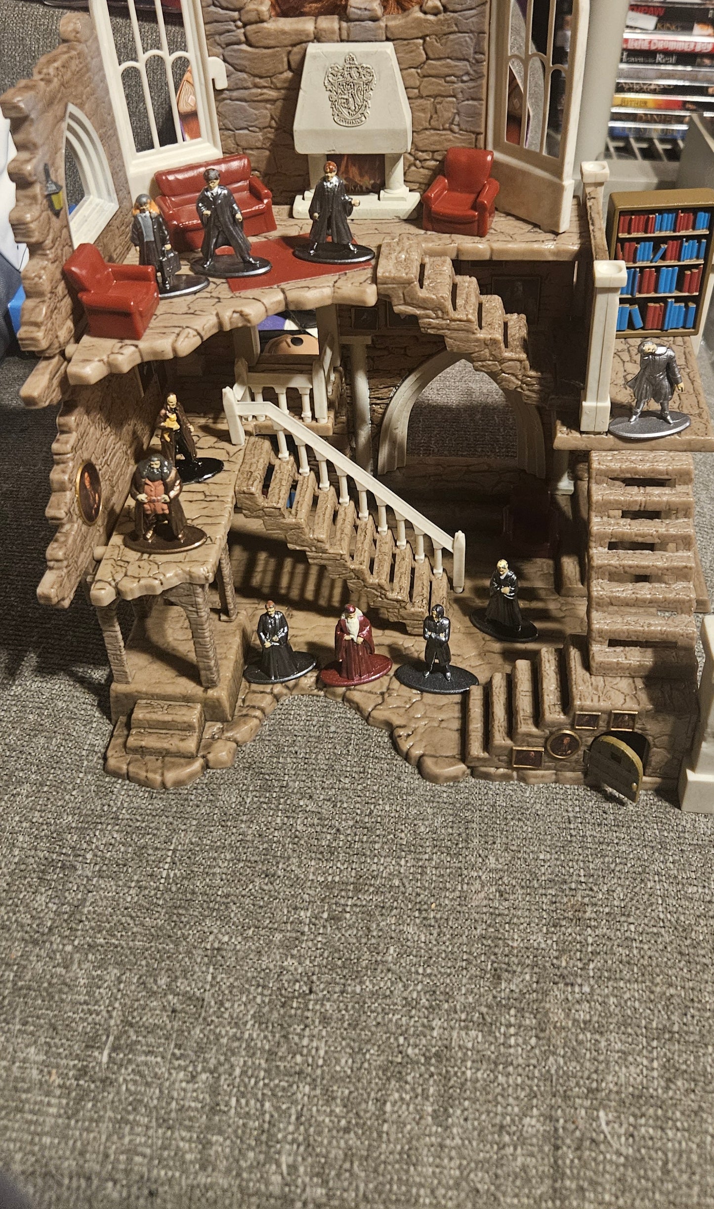 Harry Potter Moving Stairs & Gryffindor Common Room Collectible