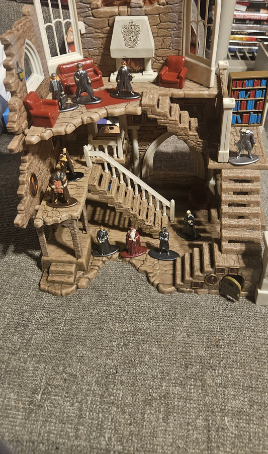 Harry Potter Moving Stairs & Gryffindor Common Room Collectible
