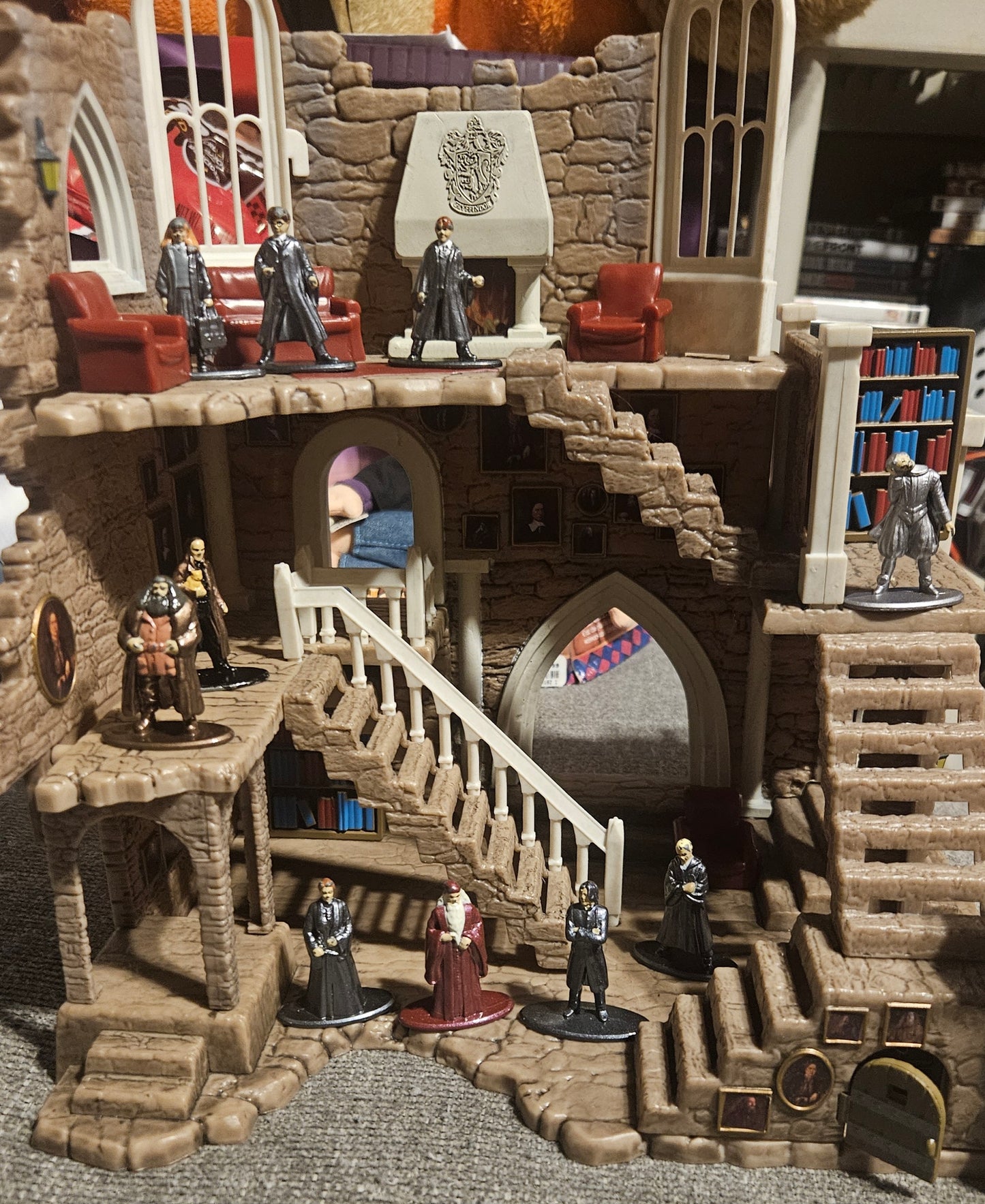 Harry Potter Moving Stairs & Gryffindor Common Room Collectible